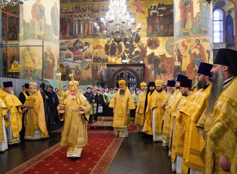 Богослужение в Успенском соборе Кремля