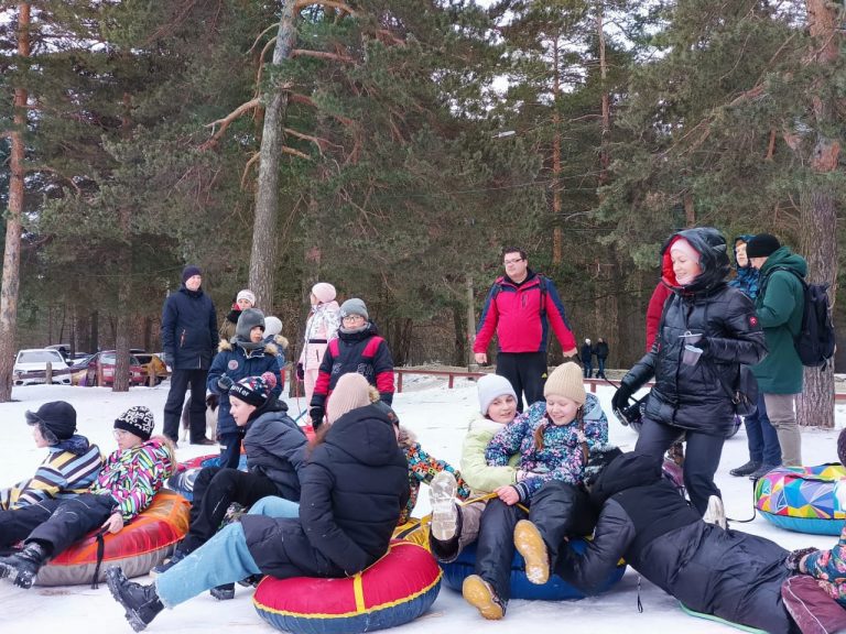 Традиционные январские катания с горки в воскресной школе «Зернышко»