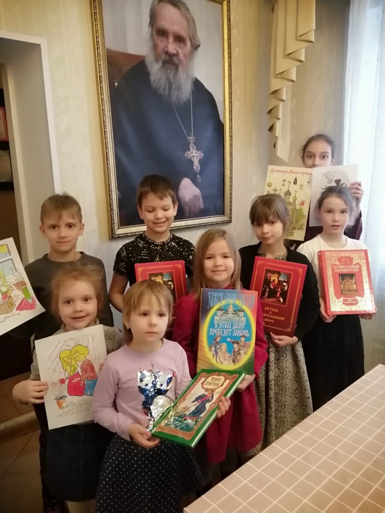 День Православной книги в Жилине 12 марта по окончании Божественной литургии в воскресной школе «Радуга» храма Успения Пресвятой Богородицы с. Жилино прошло празднование Дня православной книги. Воспитанники воскресной школы подготовили рассказы о своих любимых книгах, читали стихи любимых поэтов. Затем состоялась выставка тематических рисунков. Настоятель храма протоиерей Сергий Ганин обратился с напутственным словом к собравшимся, подчеркнув важность чтения и изучения православной литературы в жизни каждого православного христианина. Живое участие в мероприятии приняли родители учеников, прихожане храма. Любимые книги из домашних библиотек вызвали живой интерес у детей.