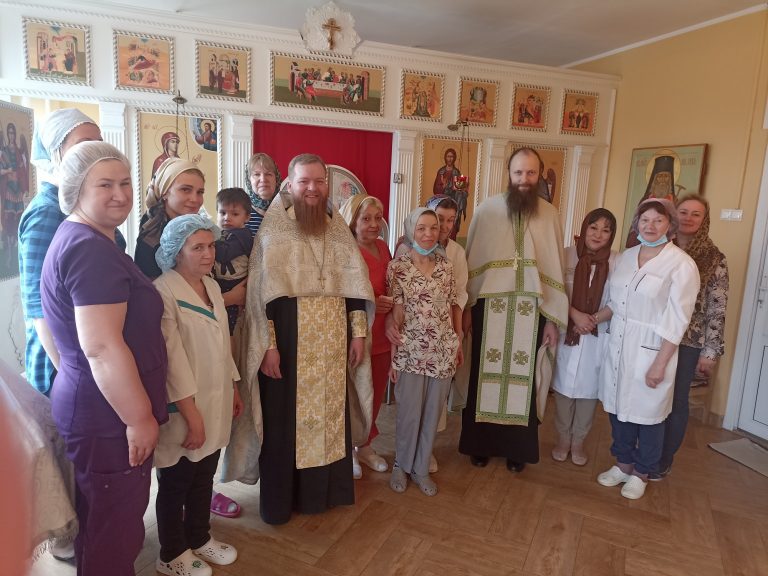 Таинство соборования в больничном храме святителя Луки Крымского