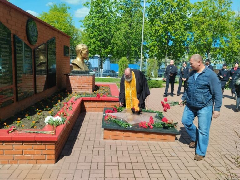 Торжественная церемония возложения цветов в межмуниципальном управлении МВД России «Люберецкое»