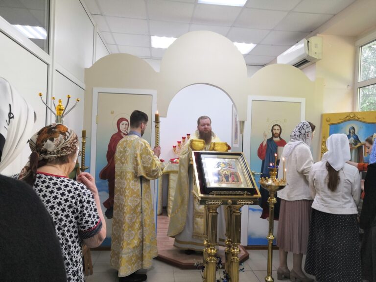 Литургия в больничном храме святителя Макария (Невского)
