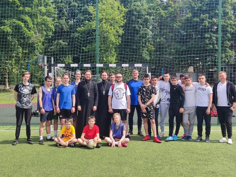 Футбольный матч между молодежными командами в Малаховке