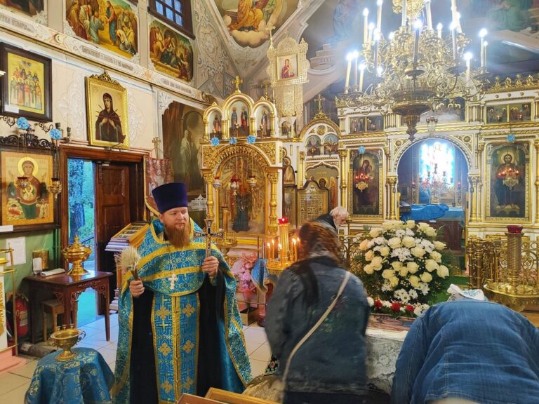 Ежемесячный молебен для страдающих недугом винопития или наркомании в Свято-Троицком храме г. Люберцы