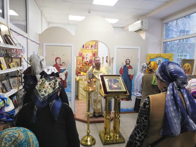 Литургия и поздравление с Рождеством Христовым в больничном храме святителя Макария Невского