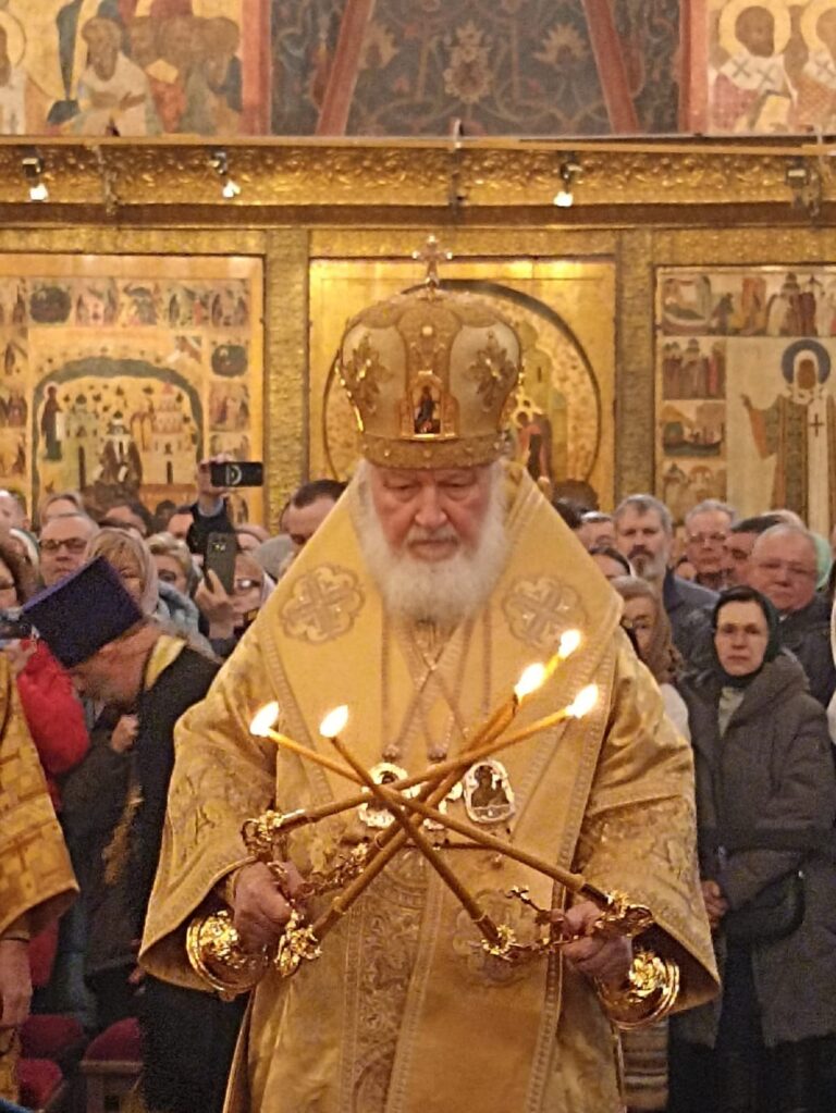 Молодёжь из православных приходов Подмосковья приняла участие в патриаршем богослужении в Успенском соборе Московского Кремля