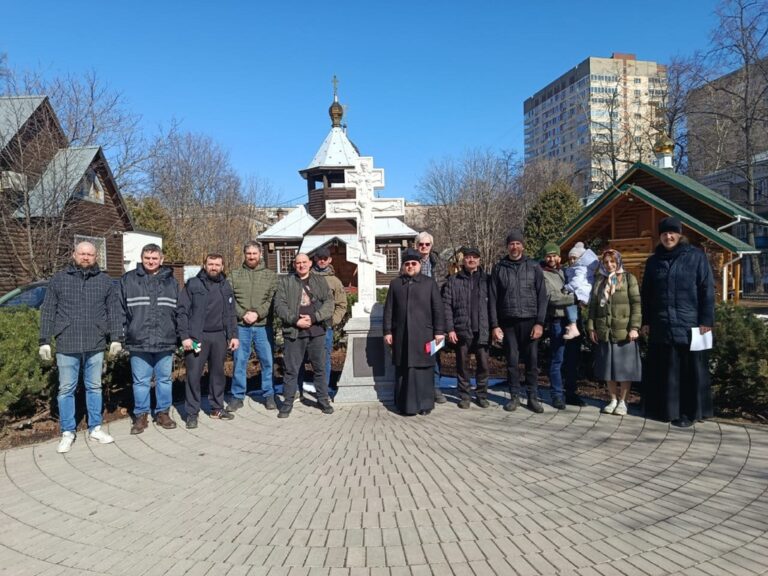 СУББОТНИК НА ТЕРРИТОРИИ ПРЕОБРАЖЕНСКОГО СОБОРА ГОРОДА ЛЮБЕРЦЫ 22 марта прихожане и сотрудники Преображенского собора города Люберцы по окончании Божественной литургии, которую возглавил благочинный Люберецкого церковного округа иерей Вячеслав Новак, приняли участие в субботнике на территории собора. Такой труд объединяет прихожан и помогает осмыслить, что храм – это общее дело, поэтому важно участие абсолютно каждого человека. Волонтеры убрали весь мусор после зимнего периода и привели территорию в благолепный вид. Благодарим всех, кто откликнулся и помог навести порядок на территории Преображенского собора.
