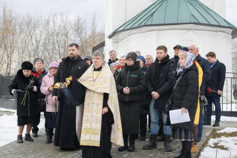 Церемония возложения цветов к мемориальному камню в Лыткарине