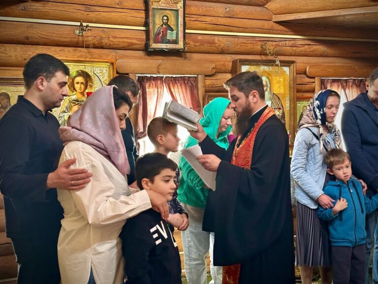 Молебен о детях с ограниченными возможностями здоровья в Никольском храме деревни Островцы