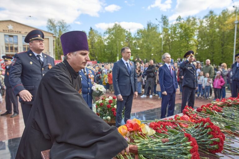 Церемония возложения цветов к памятнику «Слава Защитникам Отечества» в Лыткарине