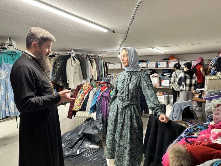 Приемный день в помещении гуманитарного склада приходской социальной службы «Никола» деревни Островцы