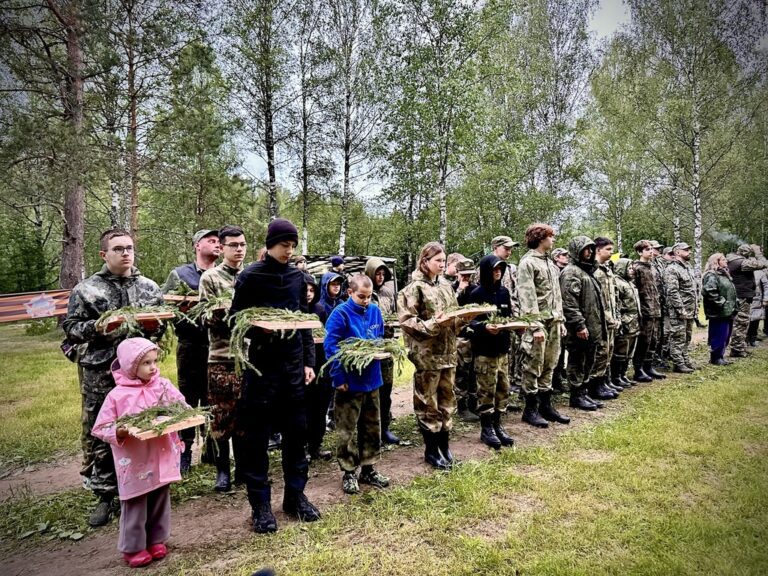 Воспитанники военно-патриотического центра «Честь имею» при Никольском храме деревни Островцы прибыли с вахты памяти