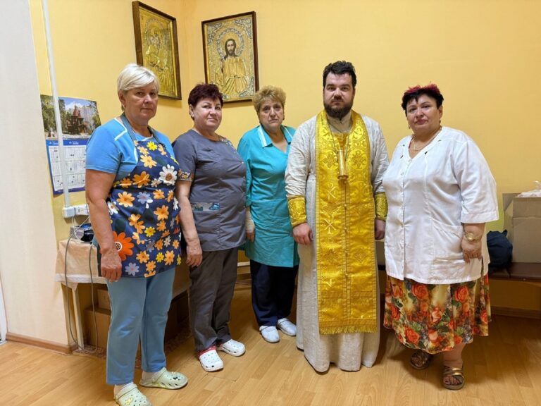 Клирик Успенского храма пос. Жилино-1 посетил больницу накануне праздника