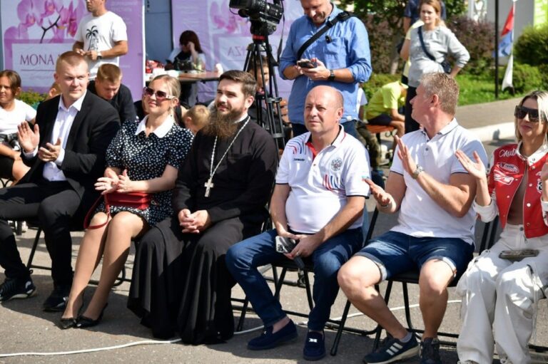 Турнир по мас-рестлингу на площадке торгового комплекса «Текстиль Профи» города Люберцы