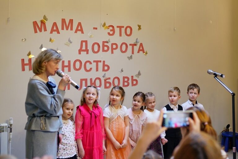 Во Владимирском храме пос. Красково поздравили прихожан с Днём матери