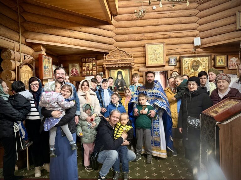 Молебен о детях с ограниченными возможностями здоровья в Никольском храме деревни Островцы