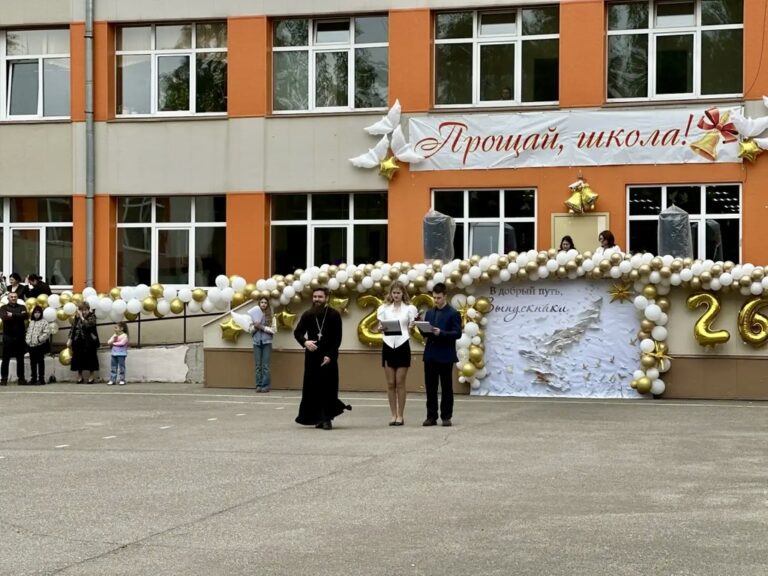 Посещение настоятелем Никольского храма деревни Островцы Последнего звонка в Островецкой школе