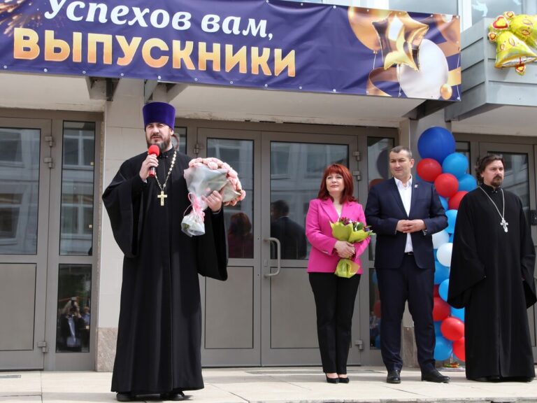 Участие духовенства Владимирского храма пос. Красково в празднике «Последний звонок» в гимназии № 56