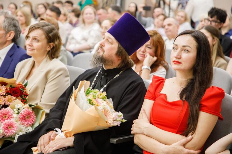 Посещение настоятелем храма Рождества Пресвятой Богородицы села Верхнее Мячково торжественных линеек в гимназиях города Лыткарино