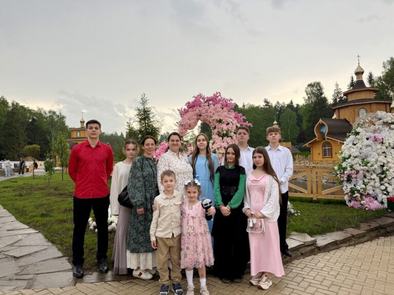 Посещение парка в деревне Сераксеево молодежью Никольского храма деревни Островцы