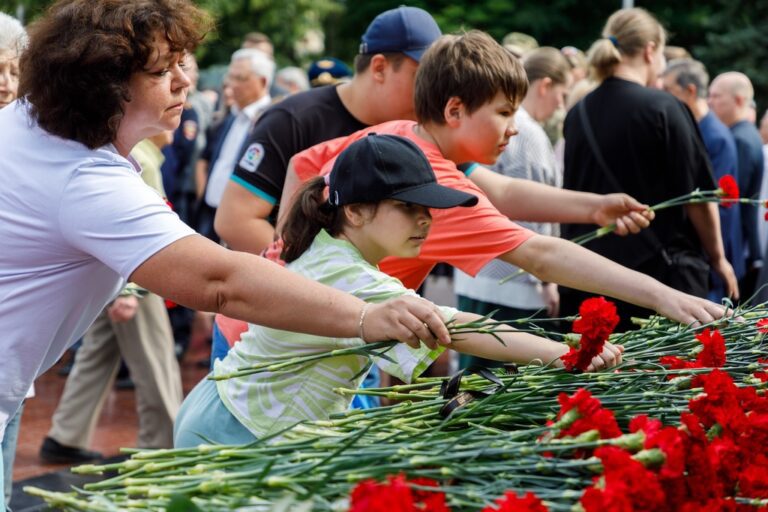 Возложение цветов в День памяти и скорби в Лыткарине