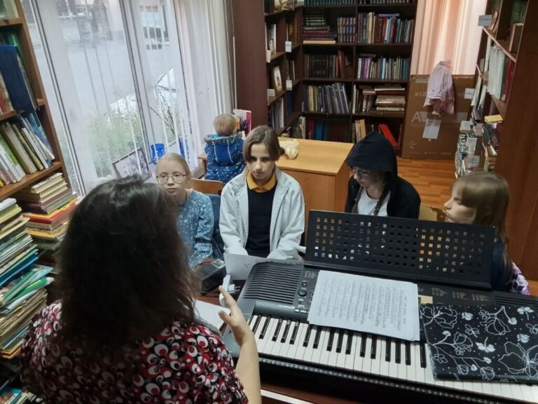 Начало подготовки молодёжно-подросткового хора «Колокольцы» к предстоящим праздникам