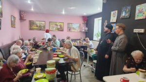 4 октября, в рамках празднования Дня пожилого человека, помощник члена Епархиального отдела по благотворительности и социальному служению, клирик Успенского храма села Жилино иерей Михаил Трухачев совместно с молодёжным движением прихода «Жилинское наследие» посетил пансионат «ТГ-групп» в селе Часовня и пансионат «Доброта» в посёлке Малаховка.