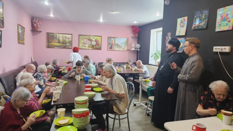 4 октября, в рамках празднования Дня пожилого человека, помощник члена Епархиального отдела по благотворительности и социальному служению, клирик Успенского храма села Жилино иерей Михаил Трухачев совместно с молодёжным движением прихода «Жилинское наследие» посетил пансионат «ТГ-групп» в селе Часовня и пансионат «Доброта» в посёлке Малаховка.